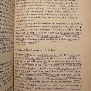 Op de afbeelding: Open boek met tekst over de Burgeroorlog en Frederick Douglass. De tekst bespreekt de emancipatie van slaven en de rol van zwarte soldaten. Het boek is geopend op pagina 31.