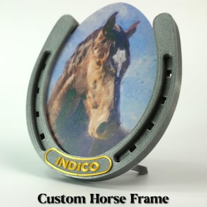 Puede incluir: Un juego de tres tazas de cerámica con un acabado mate moteado. Las tazas son de color crema, gris claro y gris oscuro. Cada taza tiene un diseño simple y minimalista y un asa redondeada. Para café o té.