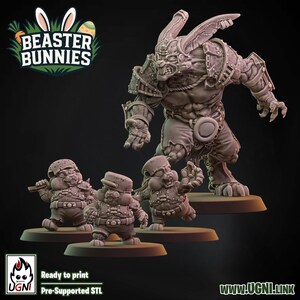 Könnte beinhalten: Eine Sammlung von 3D-gedruckten Miniaturen zum Thema "Beaster Bunnies". Das Set umfasst eine große, muskulöse, kaninchenartige Figur und drei kleinere, cartoonartige Hasenfiguren in militärischen Outfits. Das Logo enthält den Text "Beaster Bunnies".