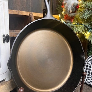 13.25&quot; CNC machined floor Smooth Cast Iron Skillet