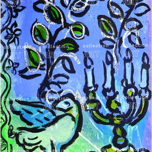Op de afbeelding: Een abstract schilderij in blauw en groen met een vogel en een plant. De achtergrond is lichtblauw met witte accenten. De vogel is zwart en blauw met een groene vleugel. De plant is zwart met groene bladeren.
