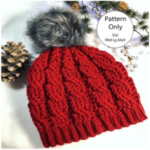 以下が含まれることがあります： グレーのポンポンが付いた赤いクロシェのビーニー。ビーニーはケーブルニットのパターンです。画像には「パターンのみ」と「サイズ中～大人」のテキストが表示されています。