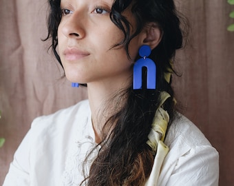 M A D O ~ Lieblings- Statement-Ohrringe in royablblau Bogen form ~ Unikate aus Polymerclay als Geschenkidee /gift idea for her