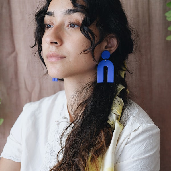 M A D O ~ Boucles d'oreilles préférées en forme d'arche bleu royal ~ Pièces uniques en pâte polymère comme idée cadeau / idée cadeau pour elle