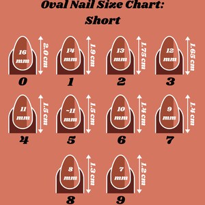 Op de afbeelding: Een ovale nagelmatentabel met de titel "Kort" op een terracotta achtergrond. De tabel toont negen nagelmaten, elk met een bijbehorende millimeter- en centimeterlengte. De maten vari&euml;ren van 0 tot 9.