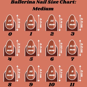 Op de afbeelding: Ballerina nagelmaten tabel in medium. De tabel toont 12 nagelmaten, elk met een millimeter meting en centimeter lengte. De nagels zijn amandelvormig, met een bruine omtrek en witte binnenkant, tegen een terracotta achtergrond.