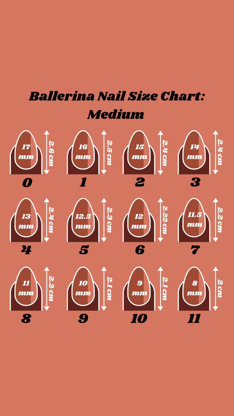 Op de afbeelding: Ballerina nagelmaten tabel in medium. De tabel toont 12 nagelmaten, elk met een millimeter meting en centimeter lengte. De nagels zijn amandelvormig, met een bruine omtrek en witte binnenkant, tegen een terracotta achtergrond.