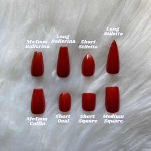Op de afbeelding: Een verzameling rode kunstnagels in verschillende vormen: Medium Ballerina, Long Ballerina, Short Stiletto, Long Stiletto, Medium Coffin, Short Oval, Short Square en Medium Square. Gepresenteerd op een witte, getextureerde ondergrond.