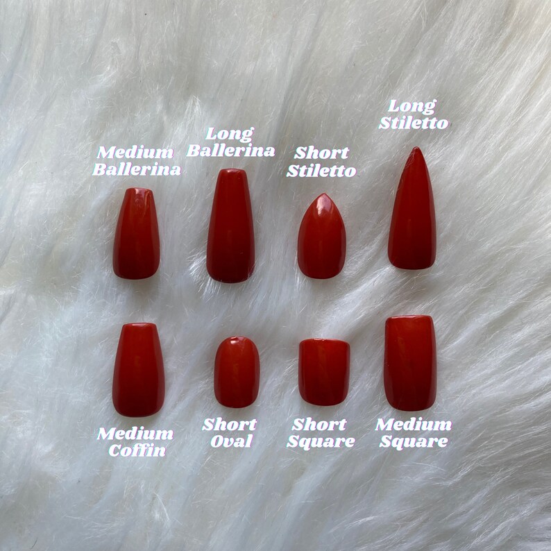 Op de afbeelding: Een verzameling rode kunstnagels in verschillende vormen: Medium Ballerina, Long Ballerina, Short Stiletto, Long Stiletto, Medium Coffin, Short Oval, Short Square en Medium Square. Gepresenteerd op een witte, getextureerde ondergrond.