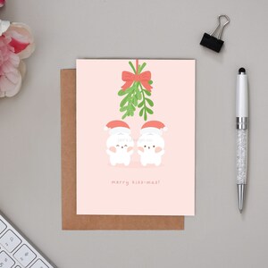 Carte Joyeux Kissmas | Jolies cartes de Noël, Cartes de vœux, Noël, Cartes de voeux, Carte pour elle, Carte pour lui, Amusant, Kawaii, Punny