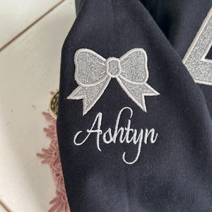 Sudadera con capucha o cuello redondo con bordado personalizado de CHEER Mom: nombre personalizado con lazo imagen 5