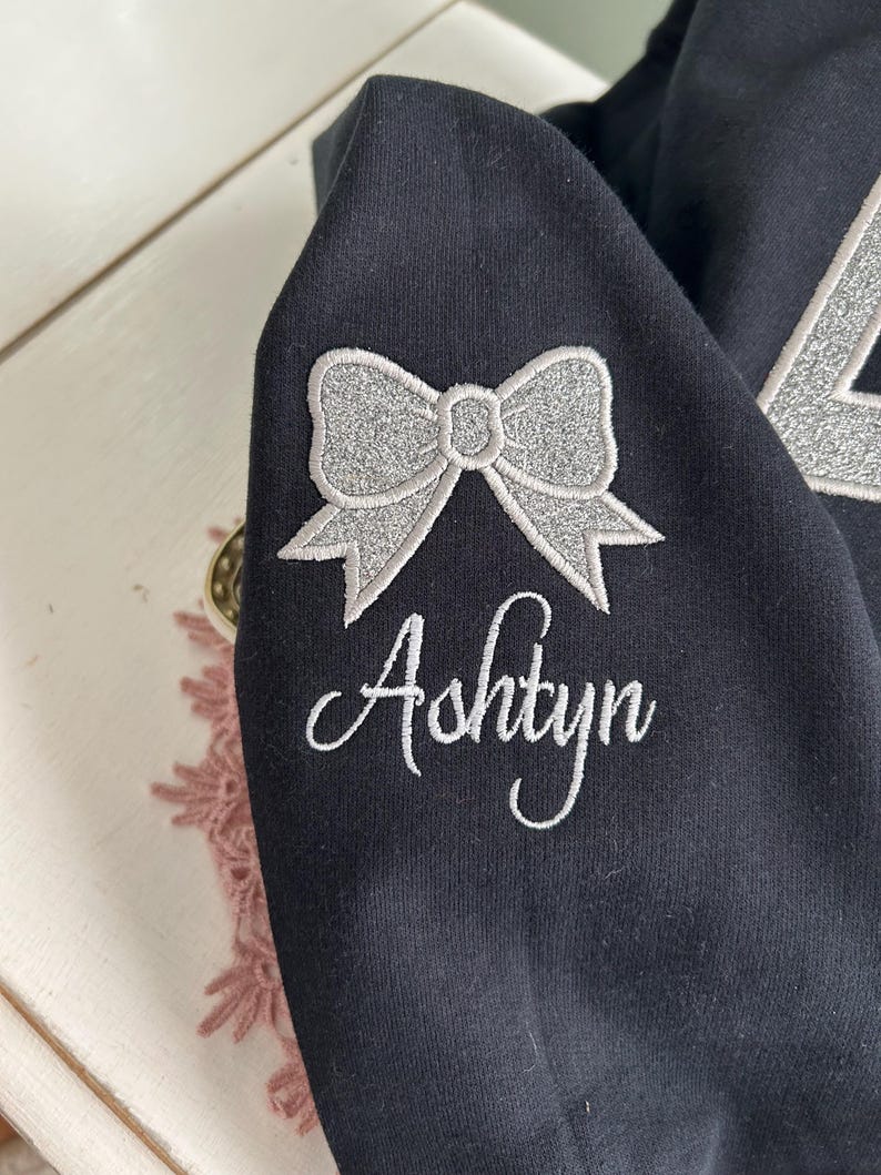 Sudadera con capucha o cuello redondo con bordado personalizado de CHEER Mom: nombre personalizado con lazo imagen 5