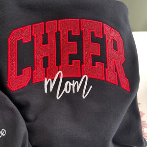 Sudadera con capucha o cuello redondo con bordado personalizado de CHEER Mom: nombre personalizado con lazo imagen 4