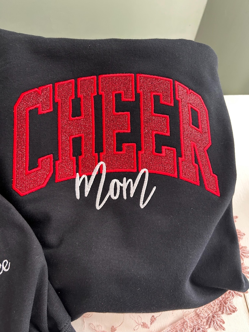 Sudadera con capucha o cuello redondo con bordado personalizado de CHEER Mom: nombre personalizado con lazo imagen 4