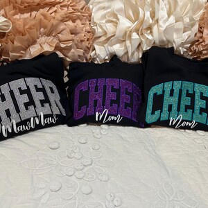 Sudadera con capucha o cuello redondo con bordado personalizado de CHEER Mom: nombre personalizado con lazo imagen 16