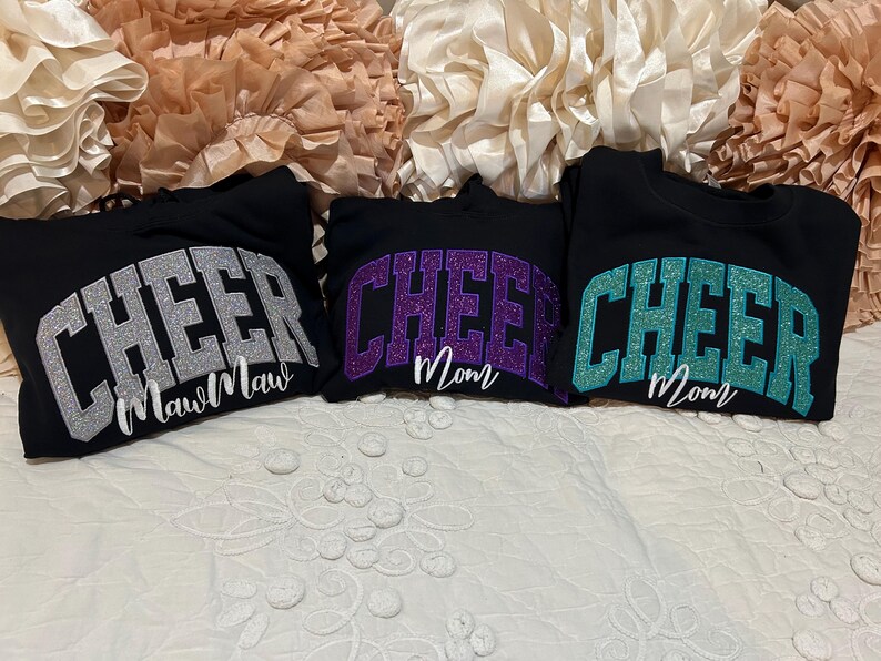 Sudadera con capucha o cuello redondo con bordado personalizado de CHEER Mom: nombre personalizado con lazo imagen 16