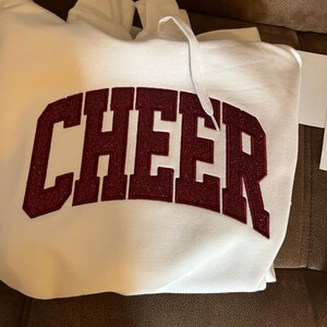 Sudadera con capucha o cuello redondo con bordado personalizado de CHEER Mom: nombre personalizado con lazo imagen 17