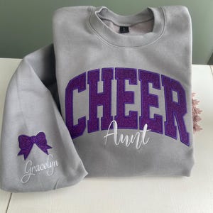 Sudadera con capucha o cuello redondo con bordado personalizado de CHEER Mom: nombre personalizado con lazo imagen 14
