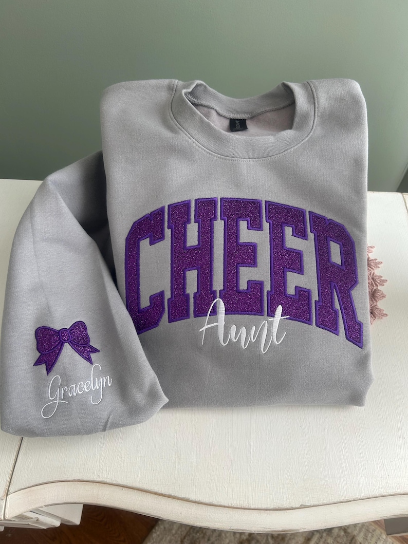 Sudadera con capucha o cuello redondo con bordado personalizado de CHEER Mom: nombre personalizado con lazo imagen 14