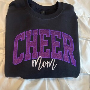 Sudadera con capucha o cuello redondo con bordado personalizado de CHEER Mom: nombre personalizado con lazo imagen 10