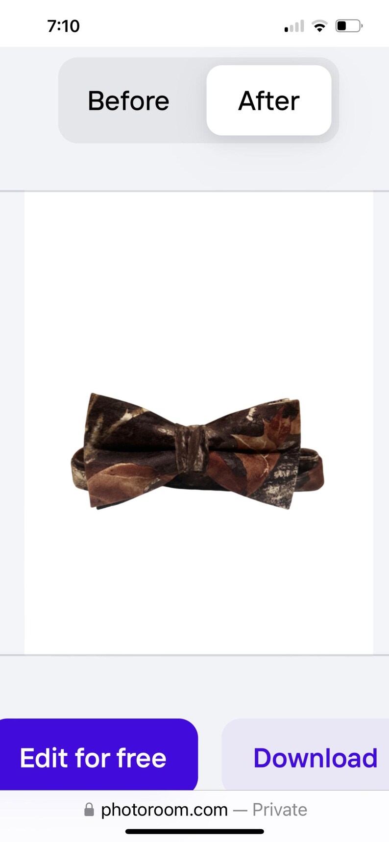 Puede incluir: Una pajarita marr&oacute;n con estampado de camuflaje. La pajarita est&aacute; hecha de un material suave y aterciopelado.