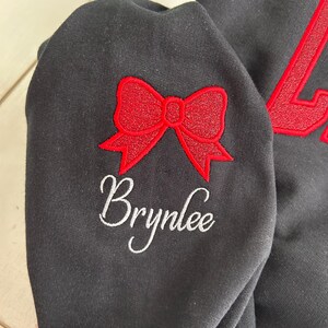 Sudadera con capucha o cuello redondo con bordado personalizado de CHEER Mom: nombre personalizado con lazo imagen 3