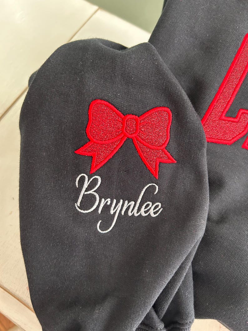 Sudadera con capucha o cuello redondo con bordado personalizado de CHEER Mom: nombre personalizado con lazo imagen 3