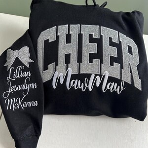 Sudadera con capucha o cuello redondo con bordado personalizado de CHEER Mom: nombre personalizado con lazo imagen 15