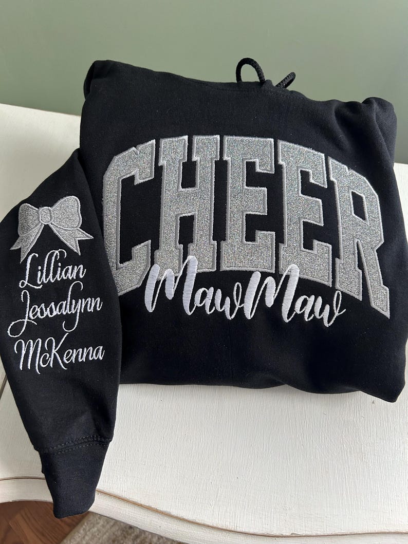 Sudadera con capucha o cuello redondo con bordado personalizado de CHEER Mom: nombre personalizado con lazo imagen 15