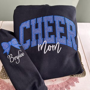 Sudadera con capucha o cuello redondo con bordado personalizado de CHEER Mom: nombre personalizado con lazo imagen 7