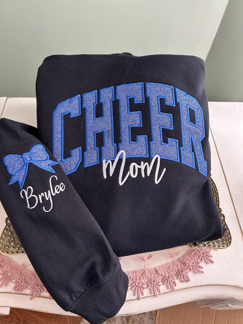 Sudadera con capucha o cuello redondo con bordado personalizado de CHEER Mom: nombre personalizado con lazo imagen 7
