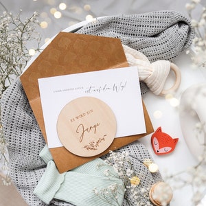 Es wird ein Junge - Gender reveal Junge Holzscheibe mit Premium Klappkuvert, Karte und Klebesiegel