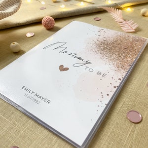 Mutterpasshülle personalisiert MOMMY TO BE mit Namen Hülle Mutterpass Geschenk Schwangerschaft werdende Mama Bild 2