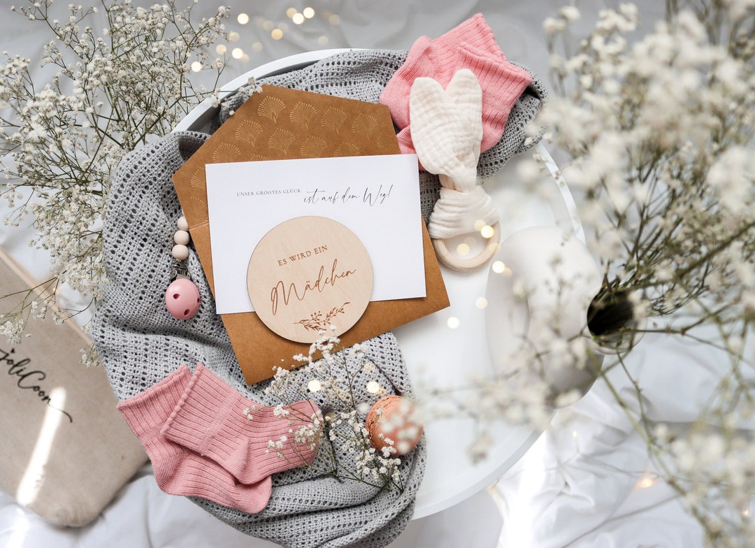 Es Wird Ein Mädchen Gender Reveal Mädchen Holzscheibe Mit Premium Klappkuvert, Karte Und