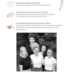 May include: A black and white photo of five people smiling. The group is standing in front of a leafy background. The text "&Agrave; PROPOS DE NOUS..." is at the top of the image. The text "joliCoon" is at the bottom of the image.