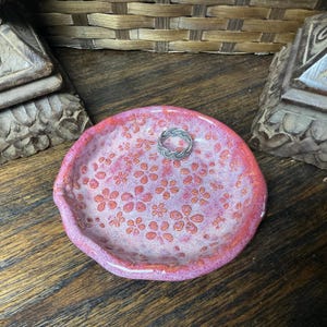 Handmade Flowers daisy pottery ring holder, teaspoon spoon rest, tea bag holder, trinket dish.   4 1/4” round.  Great gift. Ready to ship.
