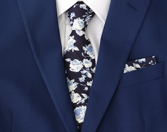 Marley Marineblaue dunkelblaue Herrenkrawatte mit Blumenmuster | Traditionelle breite Krawatte | Blaue Hochzeit | Schmale Krawatten für Herren | Blaue Krawatte | Hochzeitskrawatte | Blumenkrawatte