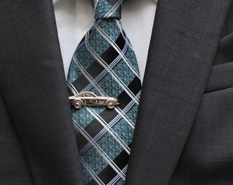 Barre de pince à cravate automobile en métal argenté | Cadeaux pour papa | Guide cadeaux pour hommes | Accessoires pour hommes | Fête des pères | Cadeau de garçons d'honneur