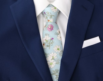 Hellblaue, schmale Herrenkrawatte mit Blumenmuster von Parker | Blaue Blumenkrawatte | Blaue Hochzeit | Bräutigam-Trauzeugen-Krawatte | Krawattenset | Krawatten