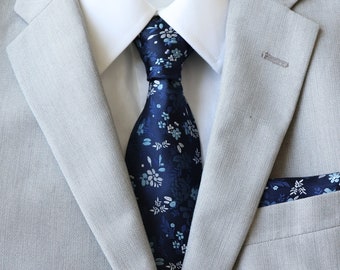 Clara Blue Floral Traditionelle breite Krawatte & Einstecktuch Set | Blaue Krawatte für Männer | Herren Arbeitskrawatte | Professionelle Arbeitskleidung | Herrenmode