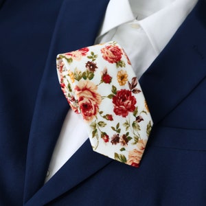 Kamari Rose Floral Skinny Tie & Pocket Square | White Floral Tie for Men | Wedding Necktie | Groom Groomsmen Set | Men&#39;s Tie Gift