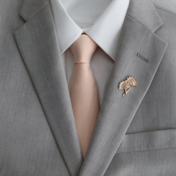 Grey suit cheap peach tie