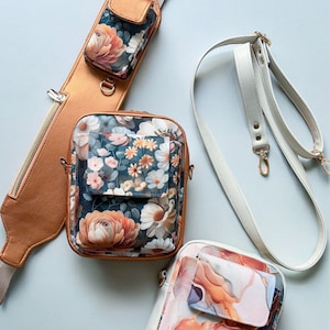 Pode incluir: Três pequenas bolsas de ombro com alças ajustáveis. As bolsas são feitas de couro marrom e têm uma estampa floral. Uma bolsa tem uma alça branca e uma estampa de mármore.