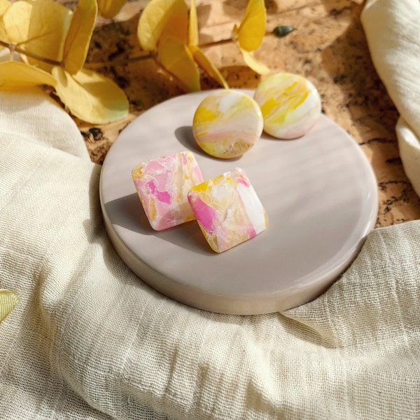 Large and light statement stud earrings || Women's Boho earrings in yellow and pink made of polymer clay and synthetic resin || eye-catching plugs marbled