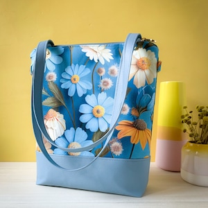 Damen Tasche mit Blumen | kleine Handtasche blau vegan | Umhängetasche aus Canvas und Kunstleder | mit breitem Gurt | Boho Tasche auffällig