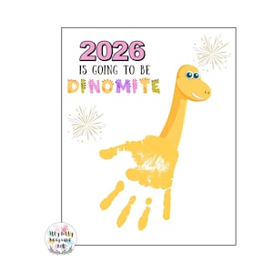 Pode incluir: Uma impressão lúdica com um dinossauro amarelo criado a partir de uma impressão manual. O texto "2026 is going to be DINOMITE" é exibido em letras coloridas. Explosões de estrelas douradas e um logotipo também estão presentes no fundo branco.