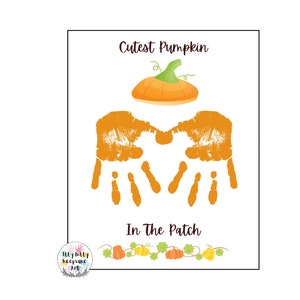 Può includere: Un'attività di artigianato con impronte di mani stampabile per bambini. L'immagine mostra due impronte di mani arancioni che formano una forma di zucca con una piccola zucca arancione in cima. Il testo dice "Cutest Pumpkin In The Patch".