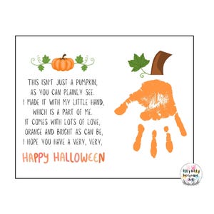 以下が含まれることがあります： 手形を使ったかぼちゃのクラフトで、次のようなテキストが書かれています。「これはただの南瓜ではありません。ご覧の通り、私の小さな手で作ったものです。それは私の一部です。たくさんの愛と、オレンジ色で明るく、あり得る限り輝いています。あなたにとって、とても、とても、ハッピーハロウィンになりますように。」