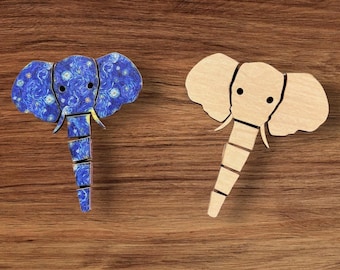 Pode incluir: Duas estatuetas de elefante de madeira, uma com um padrão de noite estrelada azul e branco e a outra lisa.