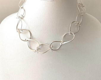 Collar de eslabones en forma de lágrima de plata con detalles granulados, 45 cm de largo
